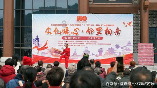 居民楼顶养鸽子气味太重!执法人员耐心劝诫并清理现场