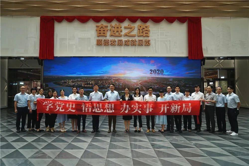 李嘉欣和许晋亨现身马场,夫妻俩手牵手亮相,展现出恩爱的一面!